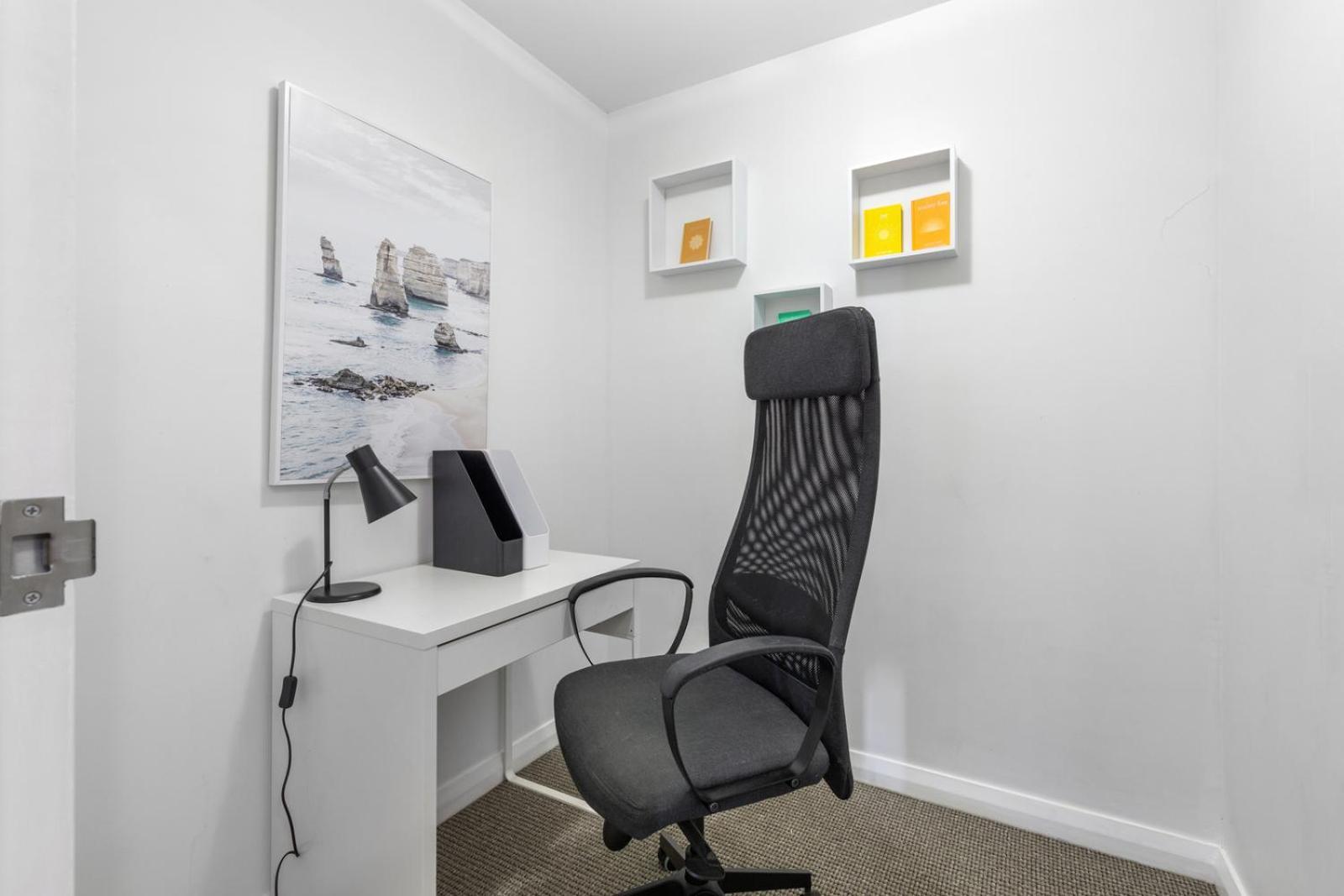 Airport Apartment *
